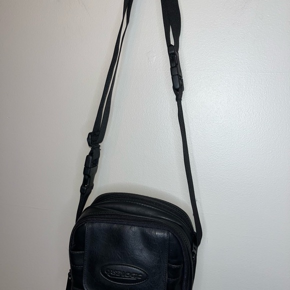 CASE LOGIC Portable CD Carrying Travel Bag Case Black Faux Leather Carry Strap - Picture 4 of 9